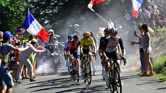 Nekonečný had udělal drama na Tour ještě těsnější. "Bastilu" opět dobyl britský tým