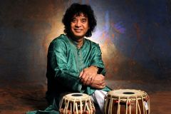 Zemřel slavný hráč na tabla Zakir Hussain. Člen Shakti měl brzy přijet do Prahy