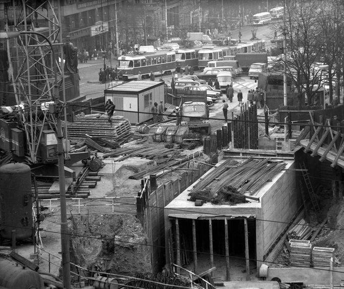 Stavba podchodu u budoucí stanice metra Muzeum v listopadu 1972.