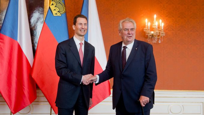 Chvilku to i vypadalo, že jsme přátelé... (lichtenštejnský dědičný princ Alois a Miloš Zeman v roce 2016)