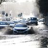 V britském Manchesteru takto projížděla v neděli auta zatopenými ulicemi
