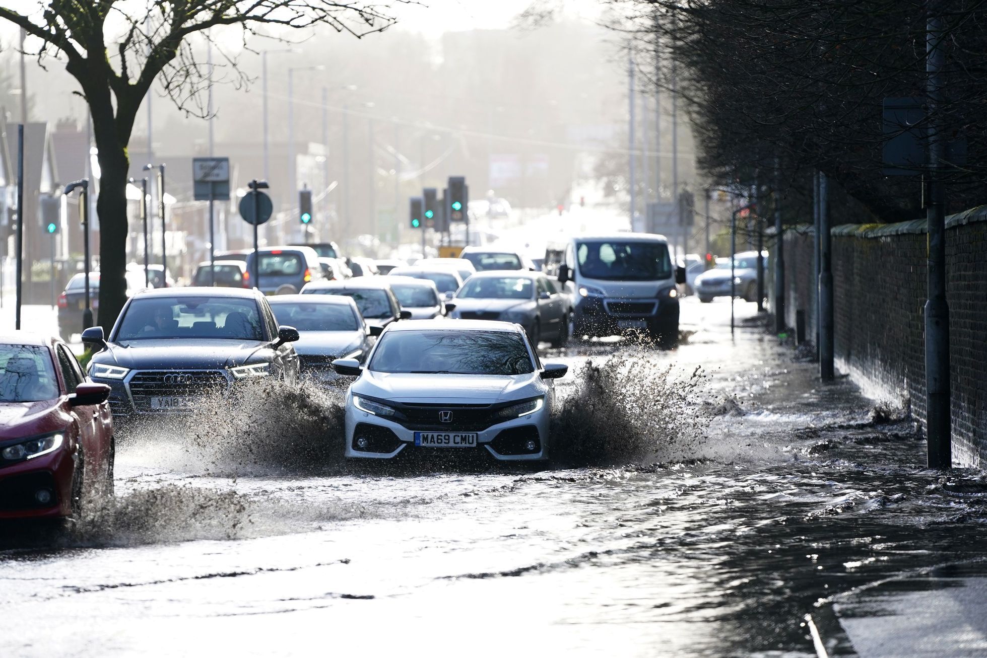 V britském Manchesteru takto projížděla v neděli auta zatopenými ulicemi