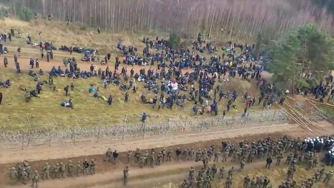 Migranti na běloruských hranicích boří ploty s ostnatým drátem