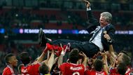 JUPP HEYNCKES - Guardiolův předchůdce měl celý Bayern na své straně, vždyť se také loučil jako vítěz Ligy mistrů. Před tím vedl spoustu klubů včetně Realu Madrid, Benfiky Lisabon nebo Atletica Bilbao. Většinu hráčské kariéry spojil s Borussií Mönchengladbach a jako útočník střílel góly i v reprezentaci. Má jich na kontě celkem 14.