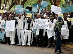 Protest zdravotníků před ústřední nemocnicí Parirenyatwa v Harare. Největší zdravotnické zařízení v zemi bylo pojmenováno po otci nynějšího ministra zdravotnictví, prvním černém Zimbabwanovi, jenž se kvalifikoval na lékaře