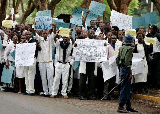 Protest zdravotníků před ústřední nemocnicí Parirenyatwa v Harare. Největší zdravotnické zařízení v zemi bylo pojmenováno po otci nynějšího ministra zdravotnictví, prvním černém Zimbabwanovi, jenž se kvalifikoval na lékaře