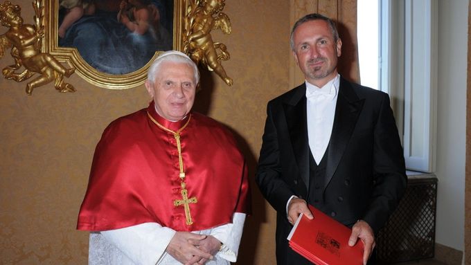 Papež Benedikt XVI. a velvyslanec ČR při Svatém stolci Pavel Vošalík