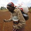 Keňa - žena s přídělem jídla