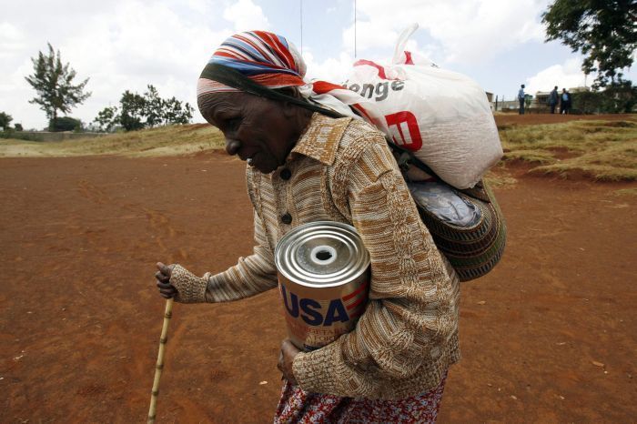Keňa - žena s přídělem jídla