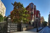 Do povědomí veřejnosti se zapsal realizací domu Casa Vicens, který vznikl roku 1877 na zakázku továrníka Manuela Vicense.