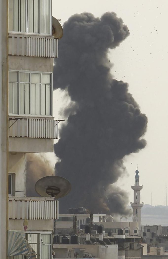 Smoke rises after Israeli air strikes in Gaza City November 16, 2012. The latest upsurge in a long-running conflict was triggered on Wednesday when Israel killed Hamas's military mastermind, Ahmed Al-Jaabari, in a precision air strike on his car. Israel then began shelling the coastal enclave from land, air and sea. REUTERS/Suhaib Salem (GAZA - Tags: CIVIL UNREST MILITARY POLITICS) Published: Lis. 16, 2012, 12:51 odp.