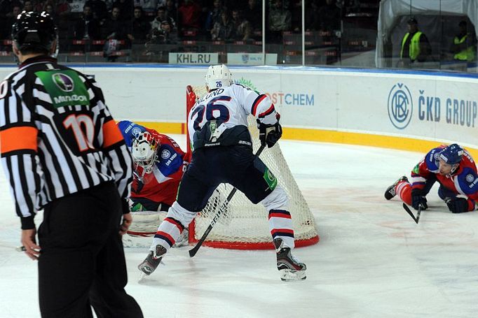 Hokejový brankář Lva Praha Jakub Štěpánek a Martin Škoula (vpravo) inkasují gól od Jonase Enlunda v utkání KHL 2012/13 proti Novosibirsku.