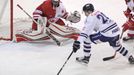 HC Slavia Praha - HC Benátky nad Jizerou, WSM liga 2016/17. Dominik Frodl (golman SLavie), Radek Prokeš (BEN)