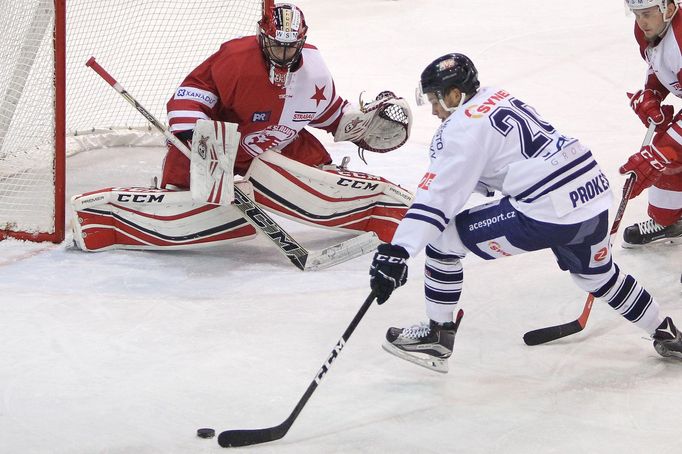 HC Slavia Praha - HC Benátky nad Jizerou, WSM liga 2016/17. Dominik Frodl (golman SLavie), Radek Prokeš (BEN)