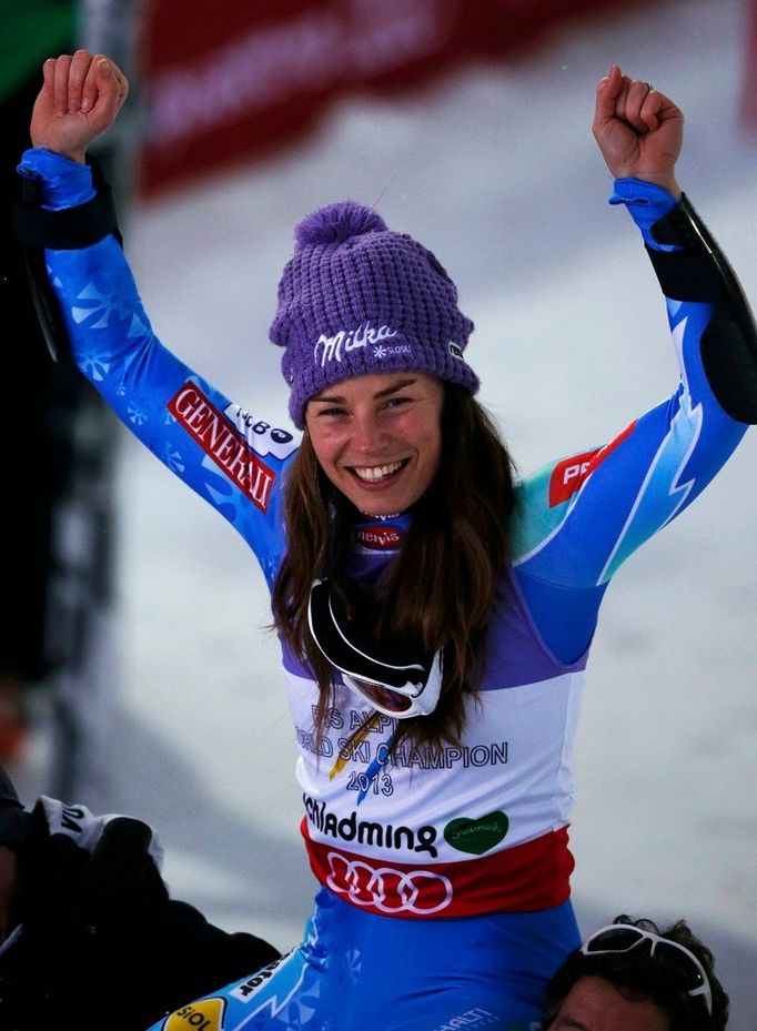 Tina Mazeová slaví triumf v super G na MS ve Schladmingu.