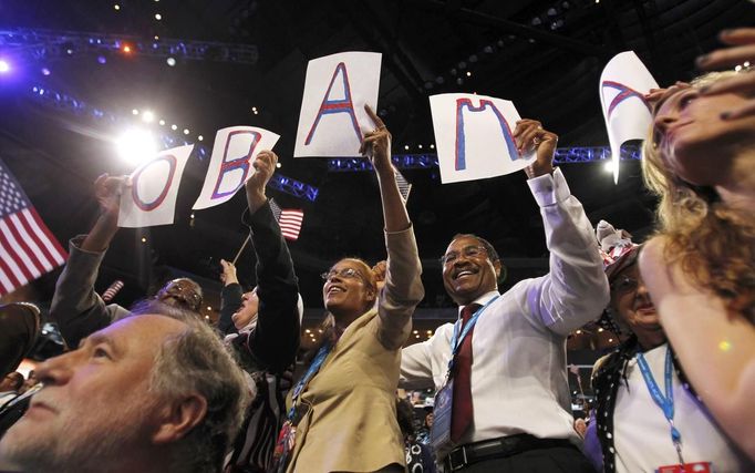 Delegates react during the opening session of the Democratic National Convention in Charlotte, North Carolina, September 4, 2012. REUTERS/Jessica Rinaldi (UNITED STATES - Tags: POLITICS ELECTIONS) Published: Zář. 5, 2012, 12:40 dop.