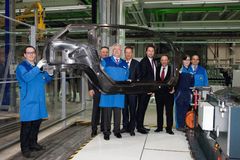 BMW zahájilo výrobu karbonových dílů pro nové modely