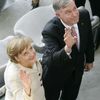 Německá kancléřka Angela Merkelová a prezident Horst Köhler mávají na diváky na mnichovském stadionu.