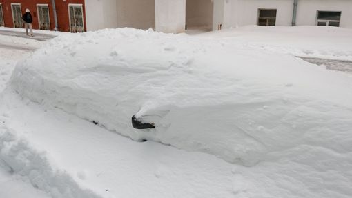 Auto zasypané sněhem, snímek z Moskvy z 15. prosince 2023.