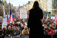 Demonstranti v Česku puč nezvládnou, větším rizikem je kolaps systému, říká politolog