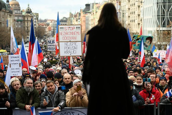 Demonstrace proti povinnému očkování proti covidu na Václavském náměstí v Praze.