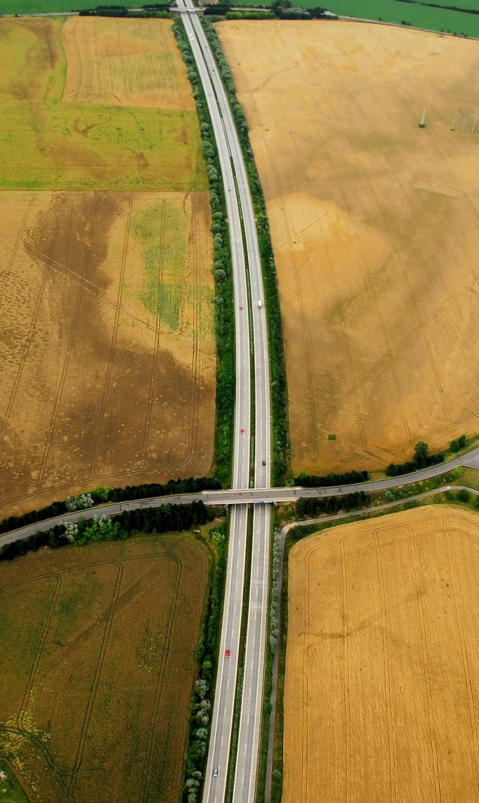 Křižovatka dvou silnic předcházející křížení moderních komunikací, vlevo od středu jsou vidět jámy pravěkého sídliště z doby bronzové v Třebestovicích (okres Nymburk).