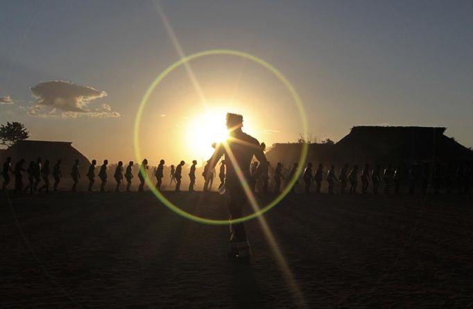 Yawalapiti men dance during this year's 'quarup,' a ritual held over several days to honour in death a person of great importance to them, in the Xingu National Park, Mato Grosso State, August 18, 2012. This year the Yawalapiti tribe honoured two people - a Yawalapiti Indian who they consider a great leader, and Darcy Ribeiro, a well-known author, anthropologist and politician known for focusing on the relationship between native peoples and education in Brazil. Picture taken August 18, 2012. REUTERS/Ueslei Marcelino (BRAZIL - Tags: SOCIETY ENVIRONMENT TPX IMAGES OF THE DAY) FOR EDITORIAL USE ONLY. NOT FOR SALE FOR MARKETING OR ADVERTISING CAMPAIGNS. ATTENTION EDITORS - PICTURE 33 OF 37 FOR THE PACKAGE 'THE YAWALAPITI QUARUP RITUAL' Published: Srp. 29, 2012, 10:21 dop.