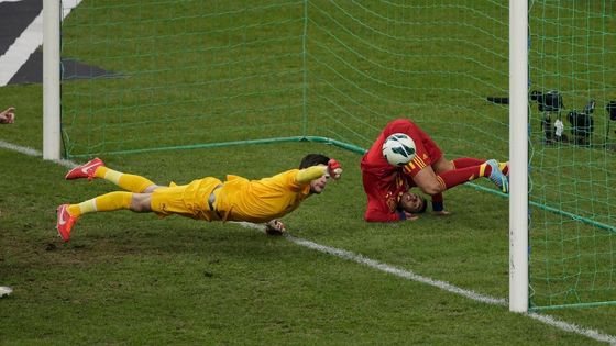 Francouzský gólman Hugo Lloris se marně natahuje po míči, který (a zároveň i sám sebe) dopravil do branky Pedro Rodriguez. Tento gól rozhodl o triumfu Španělska ve šlágru úterního kvalifikačního programu.