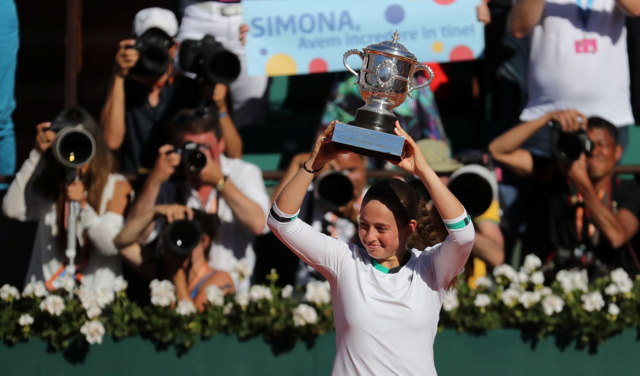 Jelena Ostapenková s trofejí pro vítězku French Open