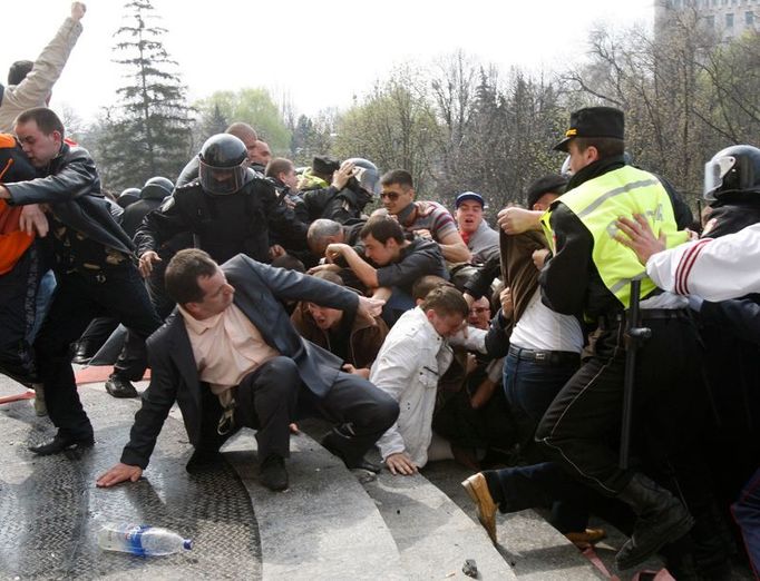 Demonstranti právě protrhli policejní hráz a dostali se k prezidentskému paláci.