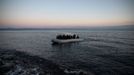 Migranti z Afghánistánu dorazili na člunu na pláž poblíž vesnice Skala Sikamias, poté, co překročili část Egejského moře z Turecka na ostrov Lesbos, 2. března.