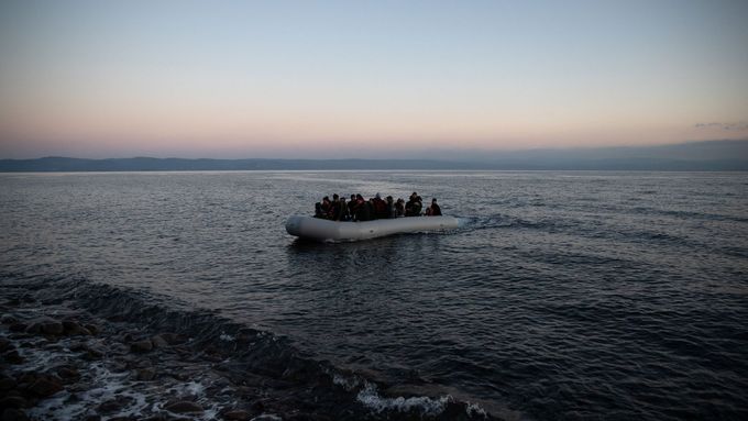 Migranti na cestě z Turecka do Řecka - ilustrační foto.