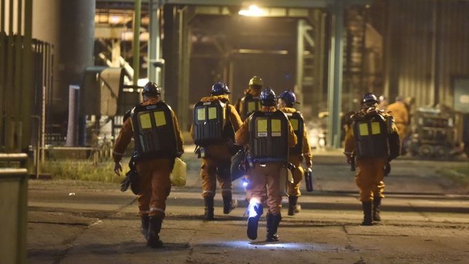 Důlní záchranáři zasahují při neštěstí v Dole ČSM na Karvinsku, kde explodoval metan.