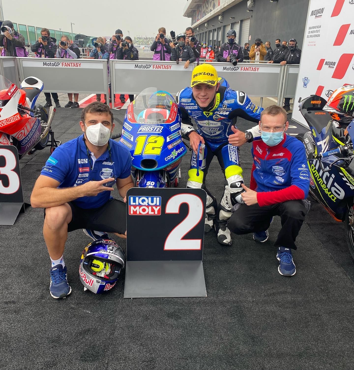 Filip Salač slaví druhé místo v kvalifikaci na Velkou ceně Emilia Romagny třídy Moto3 2021