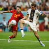 Jordi Alba a Thomas Müller v zápase MS 2022 Španělsko - Německo