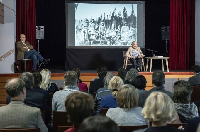 Jan Vondráček v roli nakladatele Kaliny a Jiřina Bohdalová jako Olga.