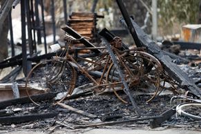 Foto: Utečte, nebo vás pozabíjíme! V Barmě zůstávají po uprchlících vesnice spálené na popel