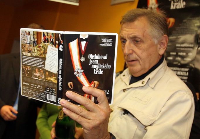 Jiří Menzel při křtu DVD s filmem Obsluhoval jsem anglického krále.