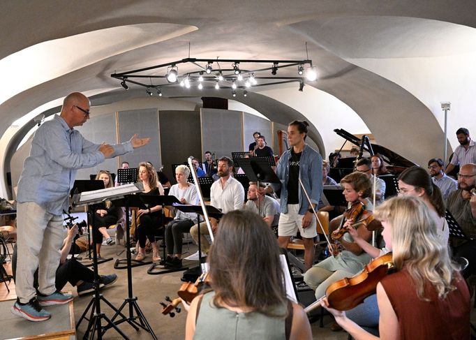 Snímek z pražské zkoušky opery Trillium X.