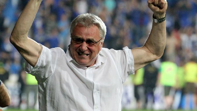 Petr Uličný se v 62 letech radoval jako trenér ze zisku své první trofeje.