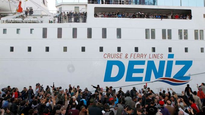 Loď odvážející z Libye těžce zraněné míří k břehům Turecka