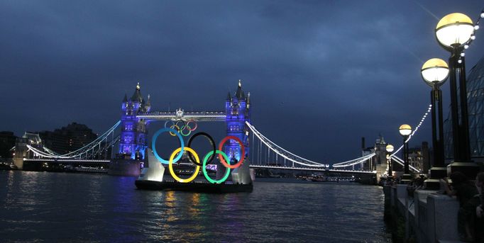 Proměna Tower Bridge pro zahajovací ceremoniál OH 2012 v Londýně.