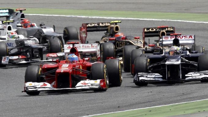 Alonso a Maldonado v čele na začátku Velké ceny Španělska