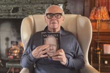 Otevřeně o samotě, alkoholu i despektu k Hollywoodu. Vyšly memoáry Anthonyho Hopkinse