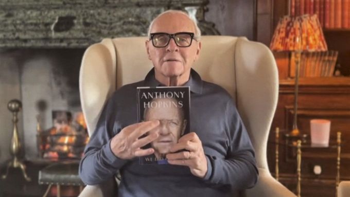 Herec Anthony Hopkins v roce 2025 se svoji autobiografií, která v češtině vyšla pod názvem Vedli jsme si dobře, hochu.