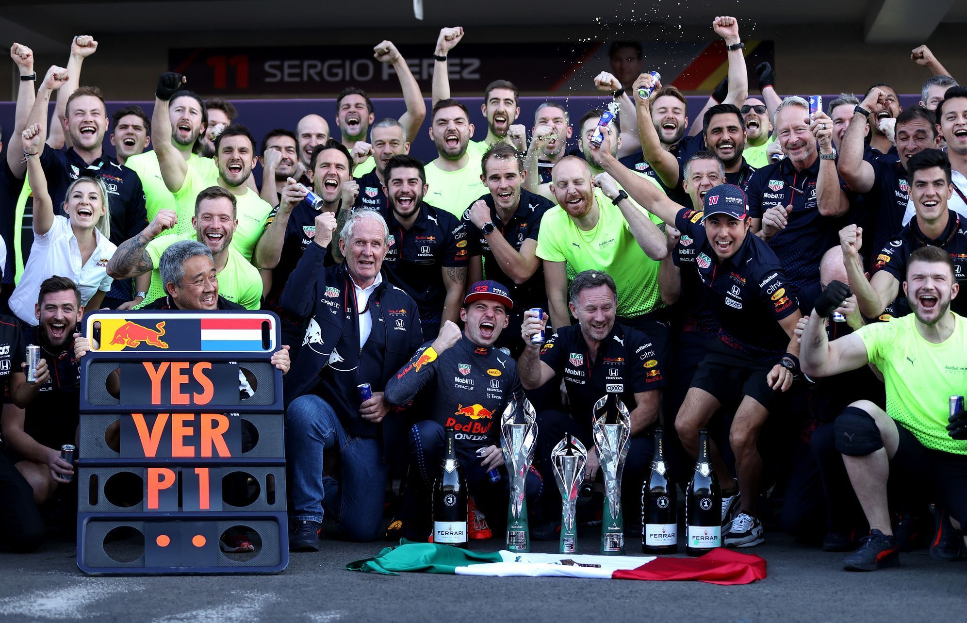 Tým Red Bull slaví po VC Mexika formule 1 2021