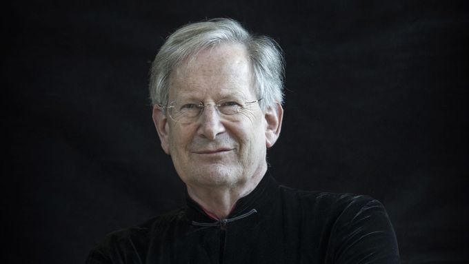 Sir John Eliot Gardiner dnes diriguje tělesa od Toronta po Tokio, hudbu od baroka po 20. století a říká se o něm, že je náročný.