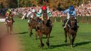 Velká pardubická 2019: Finiš mezi Josefem Bartošem (Theophilos) a Thomasem Garnerem (Stretton)