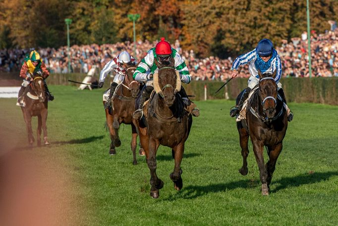 Velká pardubická 2019: Finiš mezi Josefem Bartošem (Theophilos) a Thomasem Garnerem (Stretton)