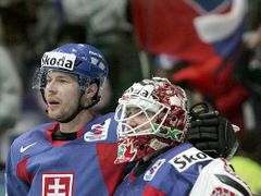 SLovenský obránce Zdeno Chára (vlevo) a gólman Karol Križan se radují z vítězství nad Českem.